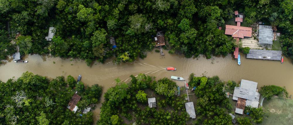 Blick auf den Fluss Guama und die Insel Combu im Amazonas-Regenwald. Menschen leben an den Ufern des Guamas in Holzhütten, die unter dem Namen «Palafitas» bekannt sind. 