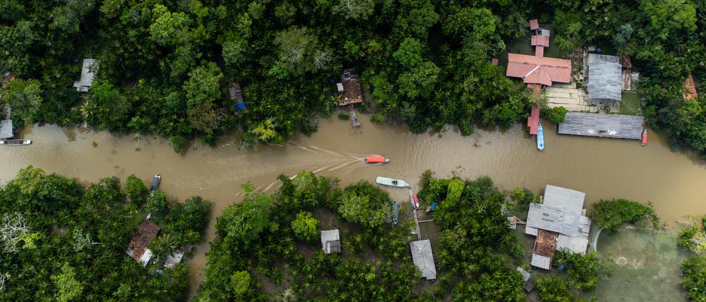 Blick auf den Fluss Guama und die Insel Combu im Amazonas-Regenwald. Menschen leben an den Ufern des Guamas in Holzhütten, die unter dem Namen «Palafitas» bekannt sind.