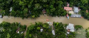Blick auf den Fluss Guama und die Insel Combu im Amazonas-Regenwald. Menschen leben an den Ufern des Guamas in Holzhütten, die unter dem Namen «Palafitas» bekannt sind. 