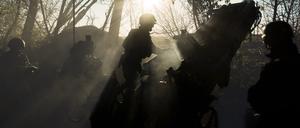 Ukrainische Militärs schießen mit einer M777-Haubitze.