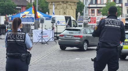 Einsatzkräfte der Polizei sind bei einem Vorfall auf dem Mannheimer Marktplatz im Einsatz. 