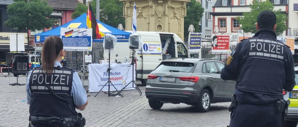 Einsatzkräfte der Polizei sind bei einem Vorfall auf dem Mannheimer Marktplatz im Einsatz.