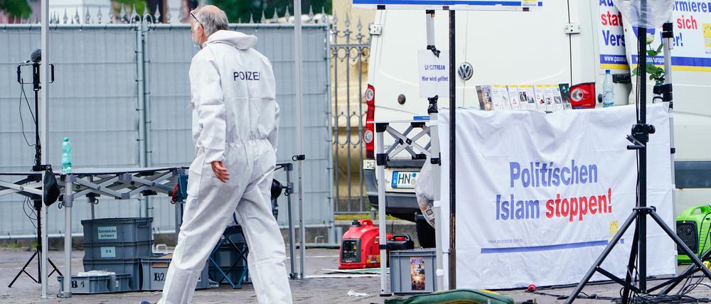 Ein Mitarbeiter der Spurensicherung geht an einem Stand auf dem Mannheimer Marktplatz vorbei.