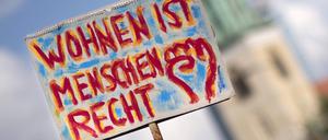 Mietendemo DEU, Deutschland, Germany, Berlin, 11.09.2021 Demonstranten mit Schild Wohnen Ist Menschenrecht auf der Demonstration von Mieterorganisationen und politischen Initiativen gegen hohe steigende Mieten, teure Modernisierungen, Gentrifizierung und Zwangsraeumungen unter dem Motto Bundesweiter Mietendeckel, Wohnungskonzerne enteignen, Bodenspekulation Beenden Gegen Verdraengung und Mietenwahnsinn, Mieten Wahnsinn stoppen Mietenwahnsinn, in Berlin. Demo fuer die Unterstuetzung der Kampagne Deutsche Wohnen und CO Enteignen en: Protesters with sign Housing is a human right during a demonstration ot tenants rights organization representatives and activists demonstrate against rent increases and gentrification, under the slogan Shut do 