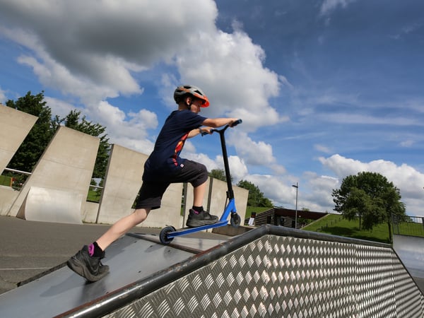 Entwürfe Skateanlage Volkspark Potsdam. Die Skateanlage im Volkspark Potsdam wird neu gestaltet, der erste Entwurf liegt vor und nun sind die Nutzer*innen selbst gefragt: In einem Beteiligungsverfahren wird die Planung  präsentiert und mit den lokalen Nutzer*innengruppen in einem Workshop diskutiert. Anregungen und Hinweise dazu sind willkommen und können im Rahmen der gegebenen Möglichkeiten Eingang in die weitere Planung finden. Der Workshop startet direkt an der Skateanlage. Für die planerische Vorbereitung konnte das Büro POPULÄR Handcrafted Skateparks aus Nürnberg gewonnen werden. POPULÄR hat in fast 30 Jahren bereits mehr als 400 Objekte für Skateboarder*innen und Biker*innen geplant und realisiert, neben Deutschland unter anderem auch in Österreich, der Schweiz, den Niederlanden und Italien.
