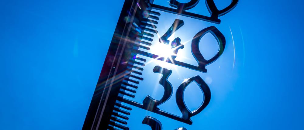 Thermometer bei über 30 und 40 Grad Celsius vor der Sonne, Symbolfoto Hitzewelle
