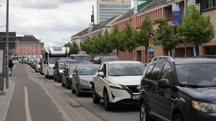 Stau Potsdam. Staustellen, Verkehr, Baustellen, Stau in der Breiten Straße in Potsdam.