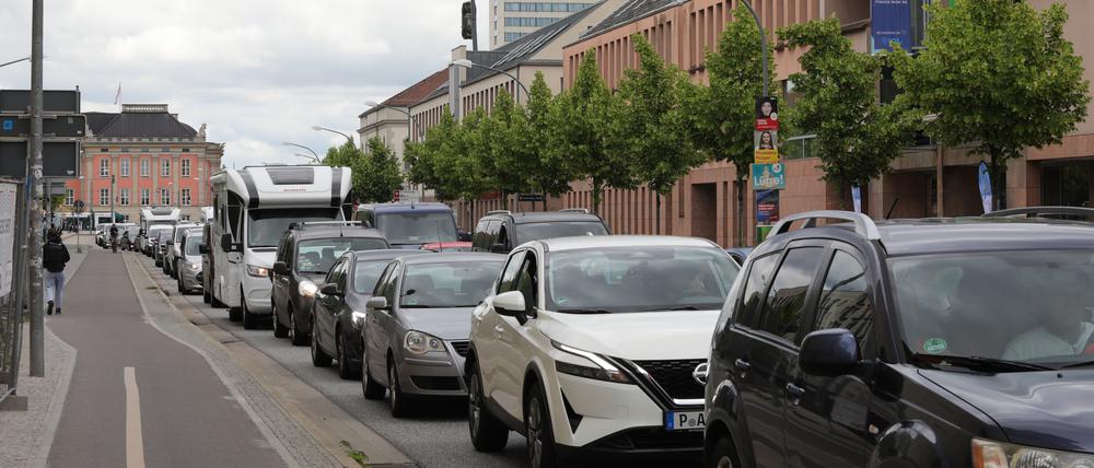 Stau Potsdam. Staustellen, Verkehr, Baustellen, Stau in der Breiten Straße in Potsdam.