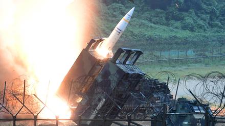 Eine Einheit der 8. US Armee feuert eine Artillerie-Kurzstreckenrakete vom Typ ATACMS ab. 