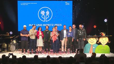 Die Max-und-Moritz-Preisträgerinnen und -Preisträger im Konfettiregen beim Comic-Salon Erlangen.