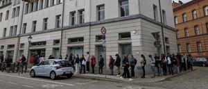 Vertrautes Bild: Eine Warteschlange am Mittwoch vor dem Bürgerservice-Büro in der Yorckstraße in Potsdam.