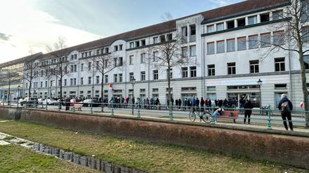 Eine lange Schlange vor dem Bürgerservice in der Yorckstraße (Symbolbild).