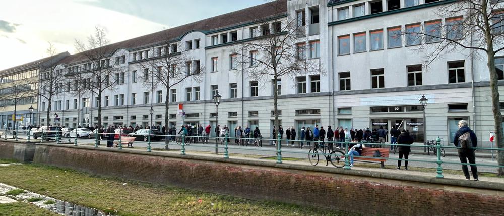 Eine lange Schlange vor dem Bürgerservice in der Yorckstraße (Symbolbild).