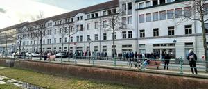 Lange Schlange vor dem Bürgerservice Potsdam in der Yorckstraße