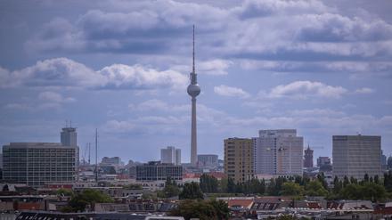Der Fernsehturm ragt in den Himmel vor der Kulisse der Wohnhäuser im Berliner Innenstadtbezirk Moabit.