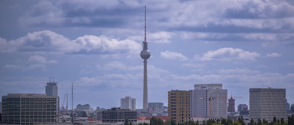Der Fernsehturm ragt in den Himmel vor der Kulisse der Wohnhäuser im Berliner Innenstadtbezirk Moabit.