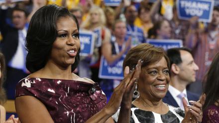 First Lady Michelle Obama (l) und ihre Mutter Marian Robinson reagieren auf die Rede von Admiral a.D. Nathman. Die ehemalige amerikanische First Lady Michelle Obama trauert um ihre Mutter. Marian Robinson starb am Freitag im Alter von 86 Jahren, wie ihre Tochter auf der Online-Plattform X bekanntgab. 