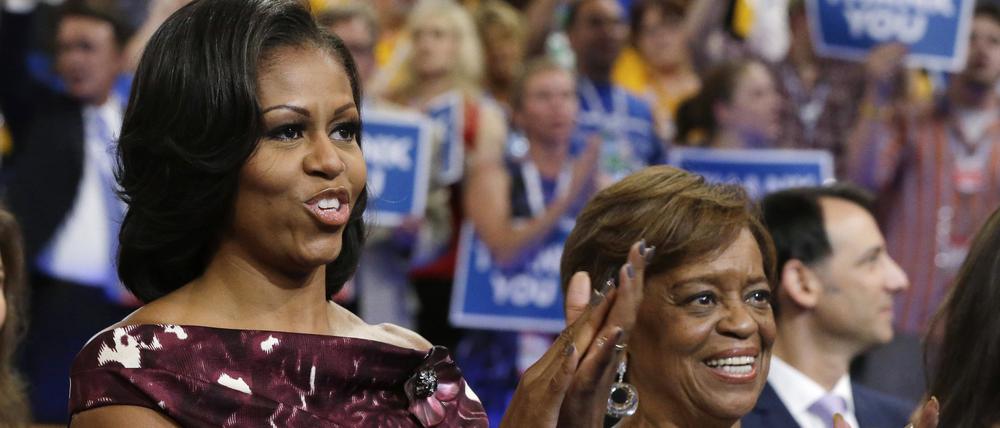 First Lady Michelle Obama (l) und ihre Mutter Marian Robinson reagieren auf die Rede von Admiral a.D. Nathman. Die ehemalige amerikanische First Lady Michelle Obama trauert um ihre Mutter. Marian Robinson starb am Freitag im Alter von 86 Jahren, wie ihre Tochter auf der Online-Plattform X bekanntgab. 