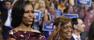 First Lady Michelle Obama (l) und ihre Mutter Marian Robinson reagieren auf die Rede von Admiral a.D. Nathman. Die ehemalige amerikanische First Lady Michelle Obama trauert um ihre Mutter. Marian Robinson starb am Freitag im Alter von 86 Jahren, wie ihre Tochter auf der Online-Plattform X bekanntgab. 