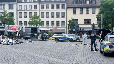 Mitarbeiter der Spurensicherung und Polizei sind nach einer Messerattacke auf dem Mannheimer Marktplatz im Einsatz.  