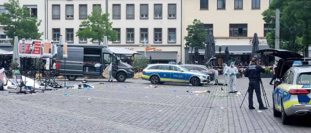 Mitarbeiter der Spurensicherung und Polizei sind nach einer Messerattacke auf dem Mannheimer Marktplatz im Einsatz.