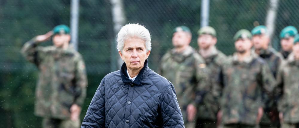 Marie-Agnes Strack-Zimmermann (FDP), Vorsitzende des Verteidigungsausschusses des Bundestags, schreitet zum Rückkehrappell der 13. Rotation aus Litauen die in der Ernst-Moritz-Arndt-Kaserne angetretenen Soldaten ab (Archivbild).
