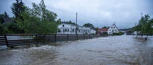 Überflutungen in weiten Teilen von Oberschwaben führen zu Rettungseinsätzen und Sperrungen. Im bayrischen Fischach ist die Schmutter und der Neufnach über die Ufer getreten und hat mehrere Wohnhäuser bereits von der Außenwelt abgeschnitten. 