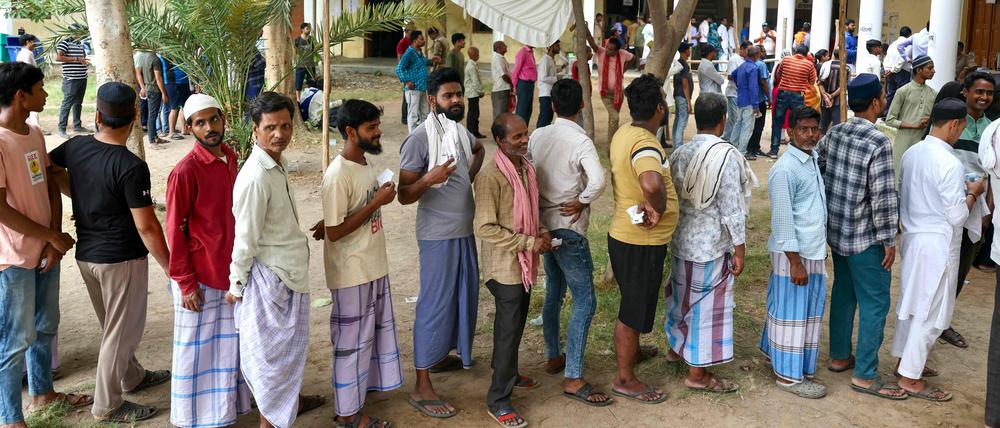 In einem Wahllokal in Varanasi stehen die Wähler am 1. Juni 2024 in der siebten und letzten Phase der indischen Parlamentswahlen Schlange, um ihre Stimme abzugeben.