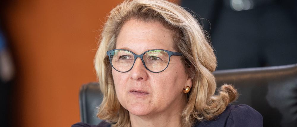 Svenja Schulze (SPD), Bundesministerin für wirtschaftliche Zusammenarbeit und Entwicklung wartet auf den Beginn der Sitzung des Bundeskabinetts im Bundeskanzleramt.