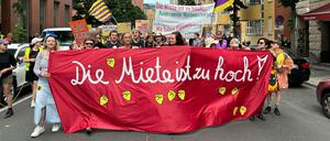 Die Demonstrierenden fordern eine radikale Wende in der Mietenpolitik.