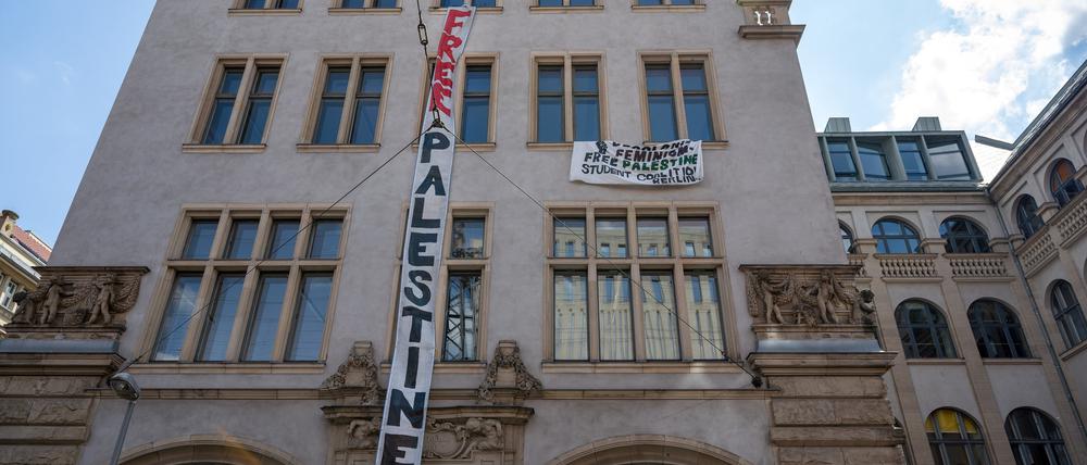 Pro-Palästinensischen Demonstranten haben am Institut für Sozialwissenschaften der Berliner Humboldt-Universität (HU) ein Transparent «Free Palästine» aufgehängt. Die Aktivisten haben zur Unterstützung der Palästinenser und aus Protest gegen Israel Räume der Uni besetzt.