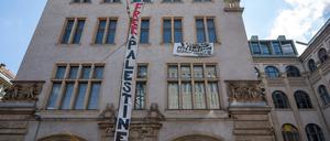 Pro-Palästinensischen Demonstranten haben am Institut für Sozialwissenschaften der Berliner Humboldt-Universität (HU) ein Transparent «Free Palästine» aufgehängt. Die Aktivisten haben zur Unterstützung der Palästinenser und aus Protest gegen Israel Räume der Uni besetzt.
