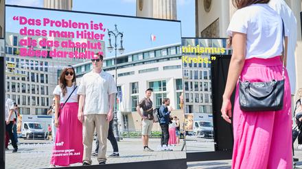 Initiative protestiert mit Spiegel-Installation gegen AfD am Brandenburger Tor in Berlin.