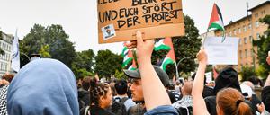 29.05.2024, Berlin: «Lebendig verbrannt. Lebendig begraben. Und Euch stört der Protest.» steht auf einem Schild, das bei einer pro-palästinensischen Demonstration in Kreuzberg hochgehalten wird. Foto: Paul Zinken/dpa +++ dpa-Bildfunk +++