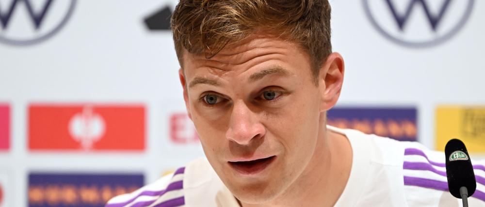 Deutschlands Verteidiger Joshua Kimmich spricht nach einer Trainingseinheit der deutschen Fußballnationalmannschaft in Herzogenaurach zu Journalisten.
