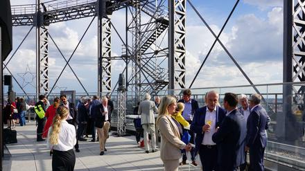 Flanieren und diskutieren auf der Dachterrasse des neuen Gasometers.