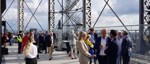 Flanieren und diskutieren auf der Dachterrasse des neuen Gasometers.