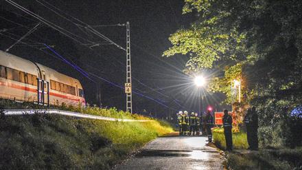 02.06.2024, Baden-Württemberg, Schwäbisch Gmünd: Einsatzkräfte stehen am Abend an der Bahnlinie bei Schwäbisch Gmünd. Zwei Waggons eines ICE mit 185 Passagieren an Bord sind nach einem Erdrutsch entgleist. Die Passagiere blieben laut einem Bahnsprecher unverletzt und wurden in der Nacht aus dem Zug evakuiert. 