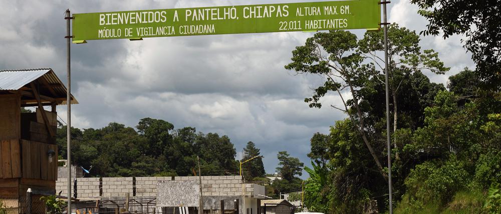 Blick auf den Eingang der indigenen Tzotzil-Stadt Pantelho, einen Tag nachdem eine bewaffnete Gruppe die Gemeindepolizei und Mitglieder der mexikanischen Armee in Chiapas, Mexiko, am 9. Juli 2021 überfallen hat.