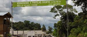 Blick auf den Eingang der indigenen Tzotzil-Stadt Pantelho, einen Tag nachdem eine bewaffnete Gruppe die Gemeindepolizei und Mitglieder der mexikanischen Armee in Chiapas, Mexiko, am 9. Juli 2021 überfallen hat.
