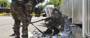 Südkoreanische Soldaten in Schutzkleidung überprüfen Müll eines vermutlich aus Nordkorea entsandten Ballons.