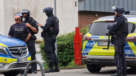 Einsatzkräfte der Polizei stehen an einem der Tatorte in Hagen.