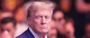 Der ehemalige Präsident Donald Trump besucht den Kampf zwischen Cesar Almeida und Roman Kopylov während UFC 302 in New Jersey (Symbolbild).