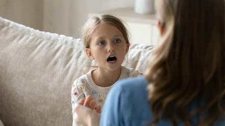 Fünf bis zehn Prozent der Kleinkinder stottern laut einer aktuellen Studie. Therapien zum Erlernen einer Sprechtechnik können helfen. 