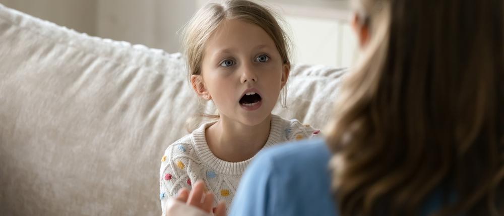Fünf bis zehn Prozent der Kleinkinder stottern laut einer aktuellen Studie. Therapien zum Erlernen einer Sprechtechnik können helfen.