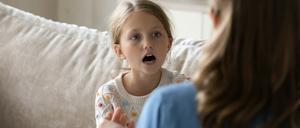 Fünf bis zehn Prozent der Kleinkinder stottern laut einer aktuellen Studie. Therapien zum Erlernen einer Sprechtechnik können helfen. 