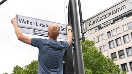 Mitglieder des Internationalen Auschwitz Komitees haben am Kurfürstendamm die Joachim-Friedrich-Straße symbolisch in Walter-Lübcke-Straße umbenannt. Lübke war Regierungspräsident von Kassel und wurde am 1. Juni 2019 auf der Veranda vor seinem Wohnhaus mit einem Kopfschuss aus geringer Entfernung ermordet. Ein Rechtsextremist gestand die Tat nach seiner Festnahme und nannte als Motiv Lübckes Einsatz für Geflüchtete.