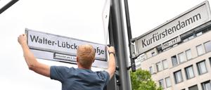 Mitglieder des Internationalen Auschwitz Komitees haben im Juni 2024 am Berliner Kurfürstendamm die Joachim-Friedrich-Straße symbolisch in Walter-Lübcke-Straße umbenannt. 