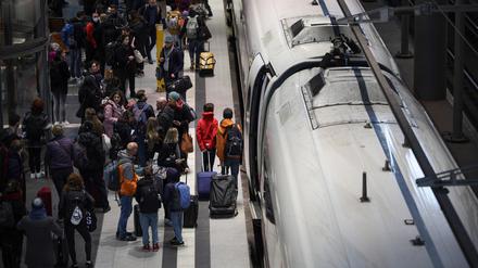 Fahrgäste warten auf den Einstieg in einen ICE am Berliner Hauptbahnhof (Symbolbild).