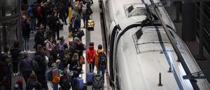 Fahrgäste warten auf den Einstieg in einen ICE am Berliner Hauptbahnhof (Symbolbild).